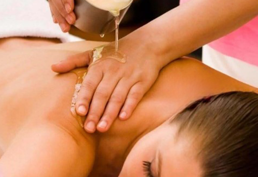 A melegolajos mély relaxációs masszázs elősegíti a lecsendesedést, a stressz elengedését.